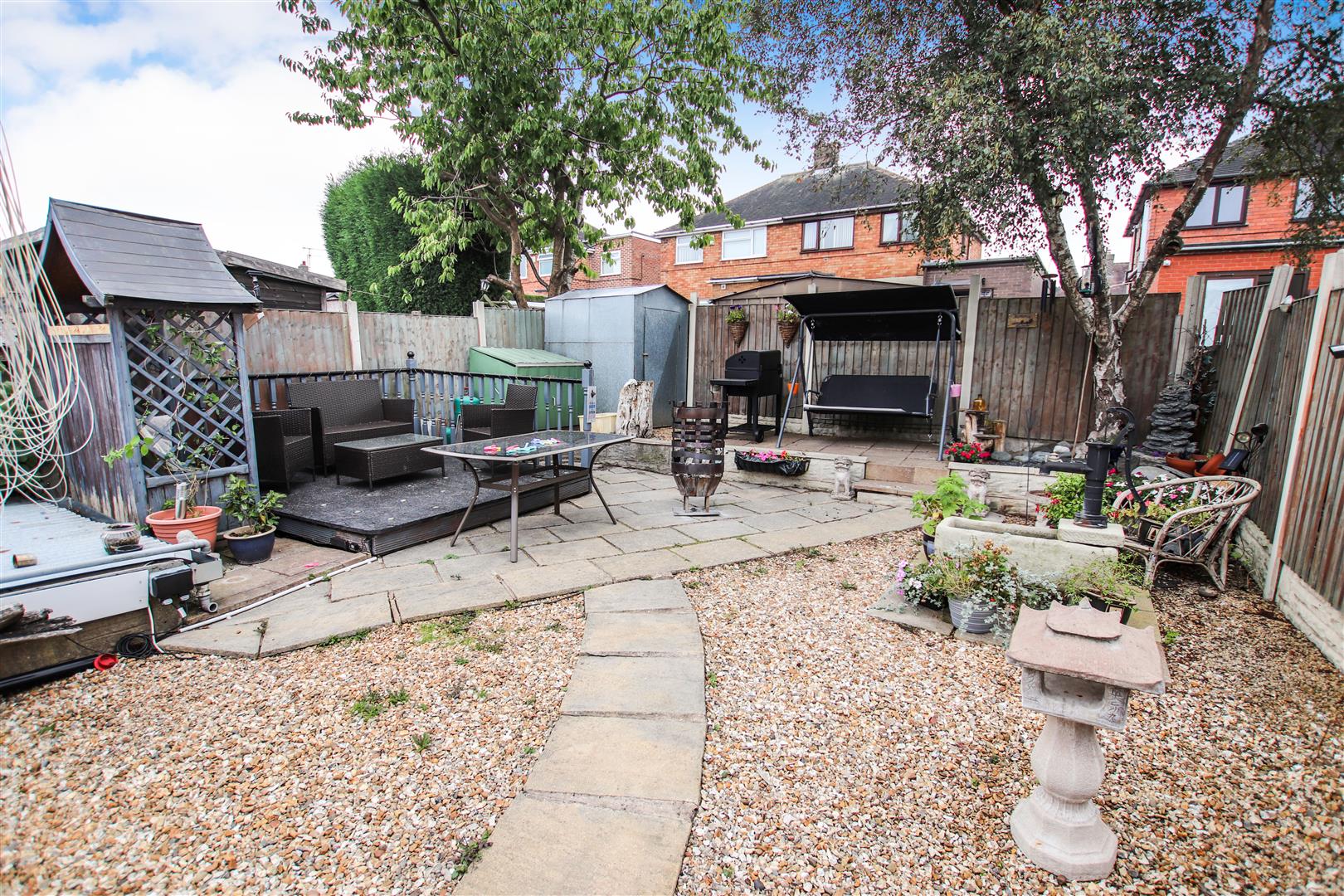 ENCLOSED REAR GARDEN